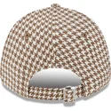 regulowana-damska-czapka-z-daszkiem-brazowo-biala-9forty-houndstooth-new-york-yankees-mlb-od-new-era