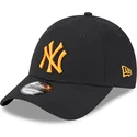 czarna-zakrzywiona-czapka-z-regulacja-z-pomaranczowym-logo-9forty-league-essential-new-york-yankees-mlb-marki-new-era