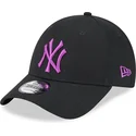 czarna-zakrzywiona-regulowana-czapka-z-fioletowym-logo-9forty-league-essential-new-york-yankees-mlb-od-new-era