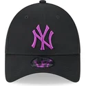 czarna-zakrzywiona-regulowana-czapka-z-fioletowym-logo-9forty-league-essential-new-york-yankees-mlb-od-new-era