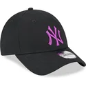 czarna-zakrzywiona-regulowana-czapka-z-fioletowym-logo-9forty-league-essential-new-york-yankees-mlb-od-new-era