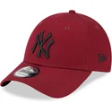 czerwona-czapka-z-zakrzywionym-daszkiem-regulowana-z-czarnym-logo-9forty-league-essential-new-york-yankees-mlb-od-new-era