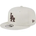 bezowa-czapka-snapback-z-plaskim-daszkiem-i-brazowym-logo-9fifty-league-essential-los-angeles-dodgers-mlb-od-new-era