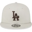 bezowa-czapka-snapback-z-plaskim-daszkiem-i-brazowym-logo-9fifty-league-essential-los-angeles-dodgers-mlb-od-new-era