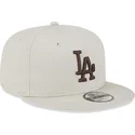 bezowa-czapka-snapback-z-plaskim-daszkiem-i-brazowym-logo-9fifty-league-essential-los-angeles-dodgers-mlb-od-new-era