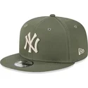 zielona-czapka-z-daszkiem-typu-snapback-z-bezowym-logo-9fifty-league-essential-new-york-yankees-mlb-od-new-era