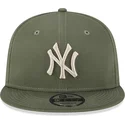 zielona-czapka-z-daszkiem-typu-snapback-z-bezowym-logo-9fifty-league-essential-new-york-yankees-mlb-od-new-era