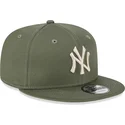zielona-czapka-snapback-z-plaskim-daszkiem-z-bezowym-logo-9fifty-league-essential-new-york-yankees-mlb-od-new-era