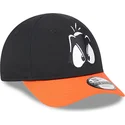 czarna-i-pomaranczowa-zakrzywiona-regulowana-czapka-dziecieca-9forty-z-kaczorem-daffy-looney-tunes-od-new-era