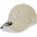 bezowa-czapka-z-zakrzywionym-daszkiem-regulowana-9forty-wide-cord-new-york-yankees-mlb-od-new-era