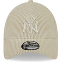 bezowa-regulowana-czapka-z-zakrzywionym-daszkiem-9forty-wide-cord-new-york-yankees-mlb-od-new-era