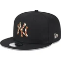 czarna-czapka-z-plaskim-daszkiem-snapback-z-brazowym-logo-9fifty-seasonal-infill-new-york-yankees-mlb-od-new-era