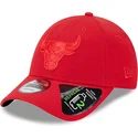 czerwona-zakrzywiona-czapka-regulowana-z-czerwonym-logo-9forty-repreve-outline-chicago-bulls-nba-marki-new-era