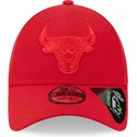 czerwona-zakrzywiona-czapka-regulowana-z-czerwonym-logo-9forty-repreve-outline-chicago-bulls-nba-marki-new-era