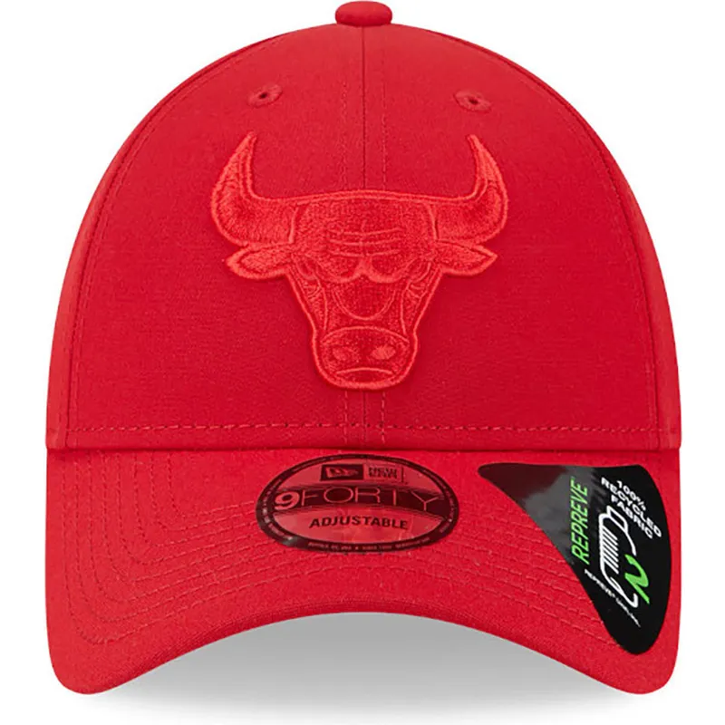 czerwona-regulowana-czapka-z-zakrzywionym-daszkiem-z-czerwonym-logo-9forty-repreve-outline-chicago-bulls-nba-new-era