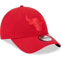 czerwona-regulowana-czapka-z-zakrzywionym-daszkiem-z-czerwonym-logo-9forty-repreve-outline-chicago-bulls-nba-new-era
