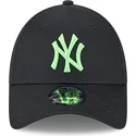 czarna-zakrzywiona-czapka-z-regulacja-z-zielonym-logo-new-york-yankees-mlb-9forty-neon-od-new-era