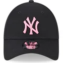 czarna-regulowana-czapka-z-zakrzywionym-daszkiem-z-rozowym-logo-new-york-yankees-mlb-9forty-neon-od-new-era