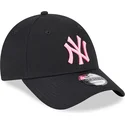 czarna-regulowana-czapka-z-zakrzywionym-daszkiem-z-rozowym-logo-new-york-yankees-mlb-9forty-neon-od-new-era