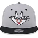 szara-i-czarna-czapka-z-plaskim-daszkiem-snapback-9fifty-z-krolikiem-bugsem-looney-tunes-od-new-era