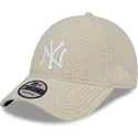 bezowa-czapka-z-zakrzywionym-daszkiem-regulowana-9forty-teddy-new-york-yankees-mlb-od-new-era