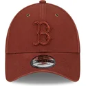 brazowa-czapka-z-zakrzywionym-daszkiem-regulowana-z-brazowym-logo-9forty-washed-canvas-boston-red-sox-mlb-od-new-era