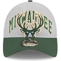 szara-i-zielona-regulowana-czapka-z-daszkiem-9twenty-tip-off-2023-milwaukee-bucks-nba-new-era