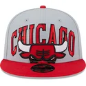 szara-i-czerwona-czapka-z-daszkiem-snapback-9fifty-tip-off-2023-chicago-bulls-nba-new-era