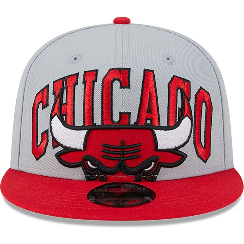 szara-i-czerwona-czapka-z-plaskim-daszkiem-snapback-9fifty-tip-off-2023-chicago-bulls-nba-new-era