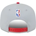 szara-i-czerwona-czapka-z-plaskim-daszkiem-snapback-9fifty-tip-off-2023-chicago-bulls-nba-new-era