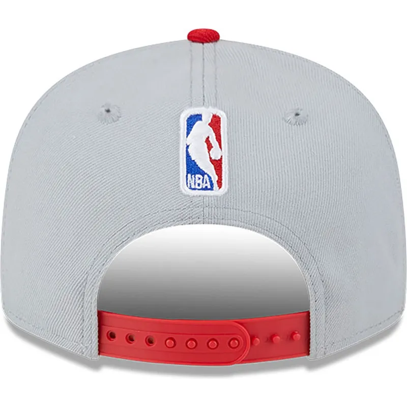 szara-i-czerwona-czapka-z-daszkiem-snapback-9fifty-tip-off-2023-chicago-bulls-nba-new-era