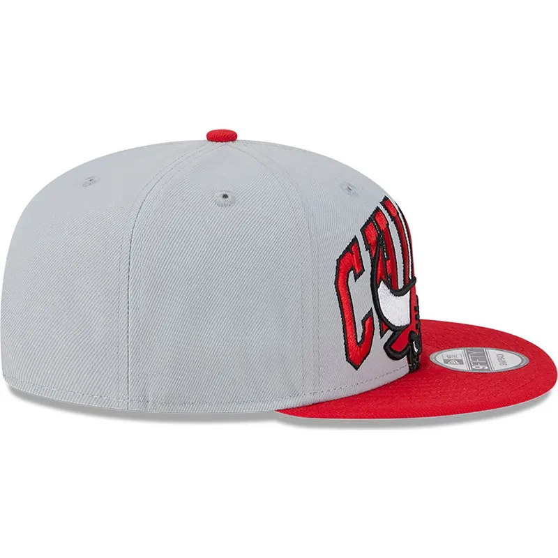 szara-i-czerwona-czapka-z-daszkiem-snapback-9fifty-tip-off-2023-chicago-bulls-nba-new-era