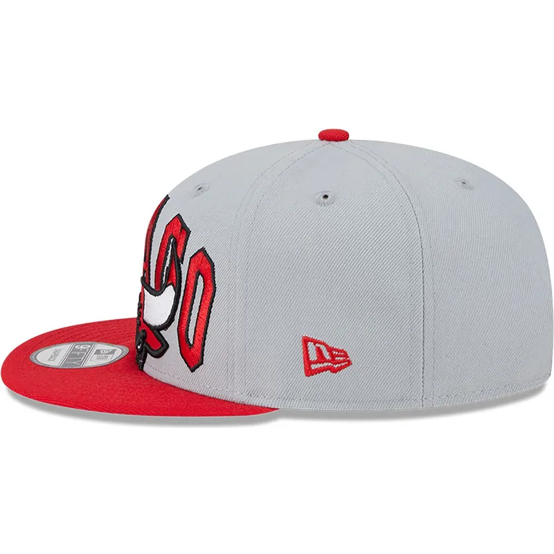 szara-i-czerwona-czapka-z-daszkiem-snapback-9fifty-tip-off-2023-chicago-bulls-nba-new-era