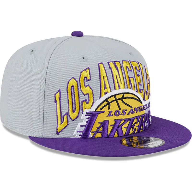 szara-i-fioletowa-czapka-z-daszkiem-snapback-9fifty-tip-off-2023-los-angeles-lakers-nba-new-era