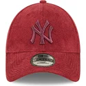 czerwona-regulowana-czapka-z-zakrzywionym-daszkiem-z-czerwonym-logo-9forty-towelling-new-york-yankees-mlb-od-new-era