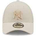 bezowa-czapka-z-daszkiem-snapback-z-bezowym-logo-9forty-tonal-repreve-new-york-yankees-mlb-od-new-era
