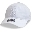 biala-regulowana-czapka-z-zakrzywionym-daszkiem-z-bialym-logo-9twenty-league-essential-new-york-yankees-mlb-new-era
