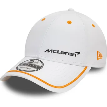 biala-zakrzywiona-regulowana-czapka-9forty-z-kontrastowym-obszyciem-mclaren-racing-formula-1-od-new-era