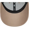 czapka-z-zakrzywionym-daszkiem-w-jasnobrazowym-kolorze-regulowana-9forty-essential-od-new-era