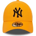 regulowana-pomaranczowa-czapka-z-zakrzywionym-daszkiem-z-czarnym-logo-9forty-league-essential-new-york-yankees-mlb-od-new-era