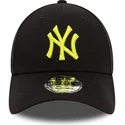 czarna-regulowana-czapka-z-zakrzywionym-daszkiem-z-zoltym-logo-9forty-league-essential-new-york-yankees-mlb-new-era