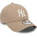 regulowana-czapka-z-zakrzywionym-daszkiem-9forty-league-essential-new-york-yankees-mlb-w-kolorze-jasnobrazowym-od-new-era