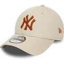 bezowa-czapka-z-zakrzywionym-daszkiem-regulowana-brazowe-logo-9forty-league-essential-new-york-yankees-mlb-od-new-era