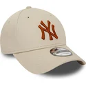czapki-curva-bezowy-tasma-regulowana-marron-9forty-league-essential-new-york-yankees-mlb-new-era