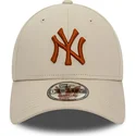 czapki-curva-bezowy-tasma-regulowana-marron-9forty-league-essential-new-york-yankees-mlb-new-era