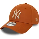 brazowa-czapka-z-zakrzywionym-daszkiem-regulowana-z-bezowym-logo-9forty-league-essential-new-york-yankees-mlb-od-new-era