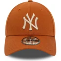 brazowa-czapka-z-zakrzywionym-daszkiem-regulowana-z-bezowym-logo-9forty-league-essential-new-york-yankees-mlb-od-new-era