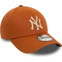 brazowa-czapka-z-zakrzywionym-daszkiem-regulowana-z-bezowym-logo-9forty-league-essential-new-york-yankees-mlb-od-new-era