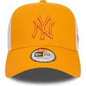 pomaranczowo-biala-czapka-trucker-z-pomaranczowym-logo-a-frame-league-essential-new-york-yankees-mlb-od-new-era