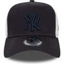 granatowo-biala-czapka-trucker-z-granatowym-logo-a-frame-league-essential-new-york-yankees-mlb-od-new-era